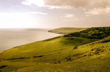 Seacombe Cliff, Swanage, Dorset, İngiltere yakınlarındaki Jurassic Sahili boyunca batıya ve dramatik manzarasına baktığımızda
