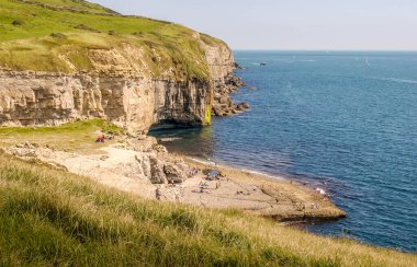 Langton Matravers, Swanage, Dorset, İngiltere 'de sıcak ve güneşli bir yaz öğleden sonrasında ünlü Dancing Ledge ile Jurassic Sahili boyunca doğuya bakıyoruz.