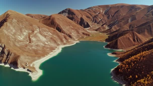 Αεροφωτογραφία της λίμνης Kezenoyam - το κύριο αξιοθέατο της Τσετσενίας. Ρωσία, Βόρειος Καύκασος. Πτήση με κινητήρα, — Αρχείο Βίντεο