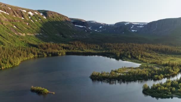 Vista aérea de Seidozero-un lago sagrado en la península de Kola. Región de Murmansk, Rusia. Vuelo con drones. Video de stock libre de derechos