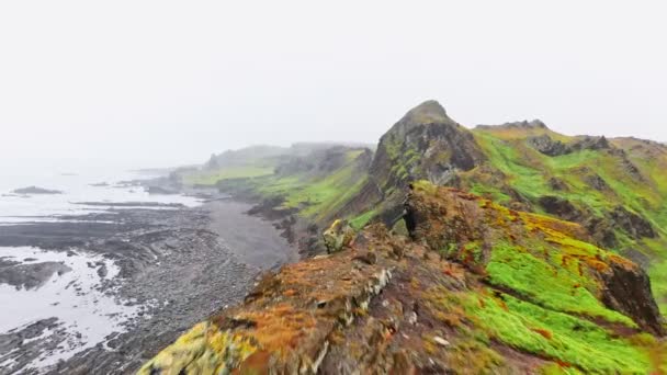 Cabo Alemán es el punto continental más septentrional de la parte europea de Rusia. Península de Kola. Avión no tripulado. Video de stock libre de derechos