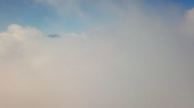 Bulutlarda uçan İHA, Kafkasya 'nın en yüksek noktası olan Elbrus Dağı manzaralı.