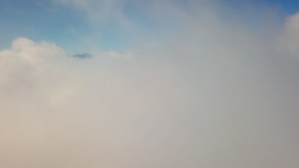 Vuelo del dron en las nubes con vista al monte Elbrus - el punto más alto del Cáucaso Fotografías de stock