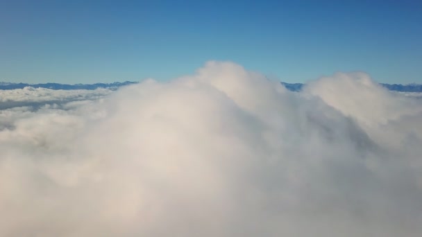 Vuelo del dron en las nubes con vista al monte Elbrus - el punto más alto del Cáucaso Video de stock