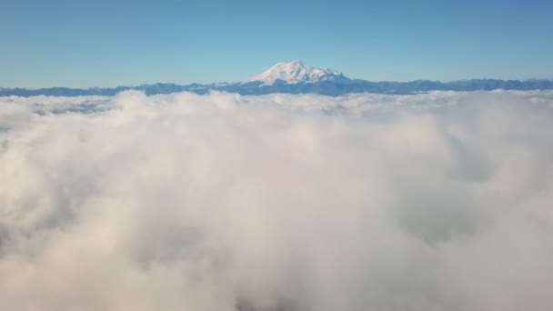 Vuelo del dron en las nubes con vista al monte Elbrus - el punto más alto del Cáucaso Video de stock libre de derechos