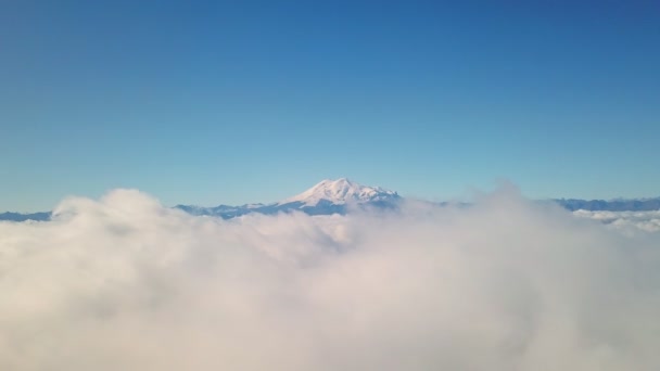 Vuelo del dron en las nubes con vista al monte Elbrus - el punto más alto del Cáucaso — Vídeo de stock