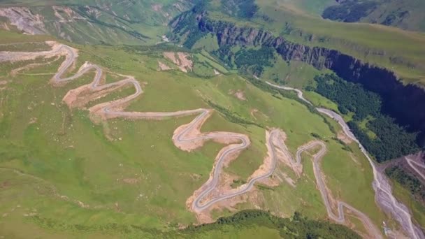 Vista aérea de serpentina serpenteante de montaña en las montañas del Cáucaso. Imágenes de stock libres de derechos