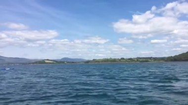 Bantry, İrlanda, 4 Temmuz 2019. Bantry Körfezi Limanı 'ndan geçen yumuşak bir tekne.   