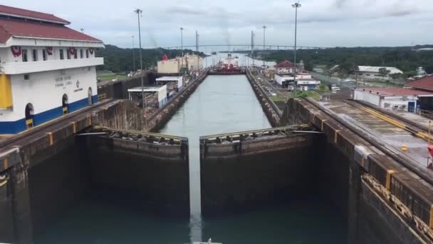 Gatun Locks Panamský Průplav Listopadu2019 Zavírám Vodovod Zámek Zvedá Loď — Stock video