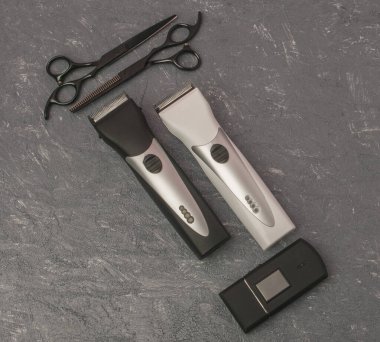 Makas ve İnce Makas, Saç Makası, Tarak ve Fırça Klasik Siyah ve Beyaz Renkli Metal Bıçaklarla Biçimli. Gri Mermer Arkaplanda Profesyonel Kuaför Aletleri