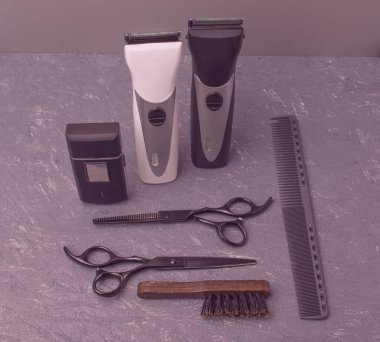 Gri Mermer Arkaplanda Profesyonel Hardressing Aletleri. Makas ve İnce Makas, Saç Makası, Tarak ve Fırça Klasik Siyah ve Beyaz Renkli Metal Bıçaklarla Biçimli