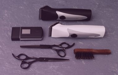 Gri mermer arka planda profesyonel Hardressing Aletleri seti. Makas ve İnce Makas, Saç Makası, Tarak ve Fırça Klasik Siyah ve Beyaz Renkli Metal Bıçaklarla Biçimli