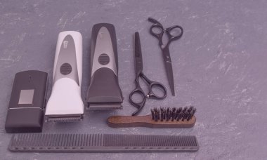 Gri Mermer Arkaplanda Profesyonel Hardressing Aletleri. Makas ve İnce Makas, Saç Makası, Tarak ve Fırça Klasik Siyah ve Beyaz Renkli Metal Bıçaklarla Biçimli