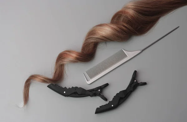 Kędzierzawy Zamek Blond Włosów Metalowym Szarym Grzebieniem Ogon Czarny Spinacz — Zdjęcie stockowe