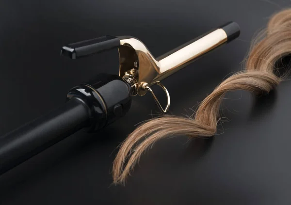 Professional Hairdressing Curling Iron Lock Waved Hair Black Background Spotted — Stock Photo, Image