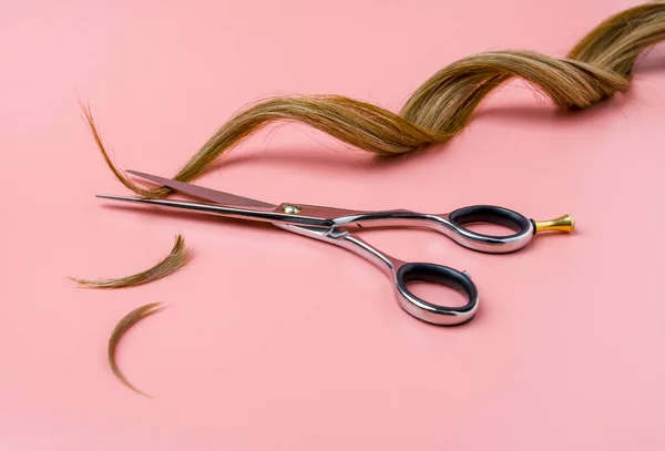 Pembe Arka Planda Iplik Kıvırcık Saçlı Açık Saç Makasları Profesyonel — Stok fotoğraf