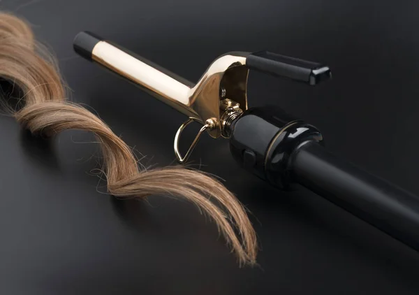 Gold Black Curler Strand Artificial Hair Black Backdrop Hairdressing Appliance — Fotografia de Stock