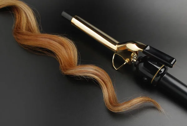 Ouro Preto Curler Com Fio Cabelo Artificial Fundo Preto — Fotografia de Stock