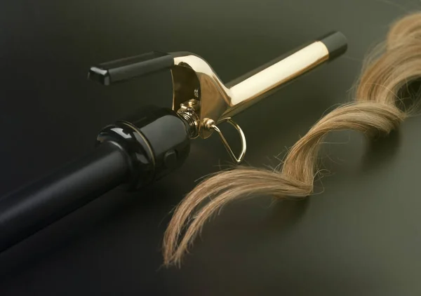 Professional Hairdressing Curling Iron Lock Wavyartificial Hair Black Backdrop Spotted — 스톡 사진