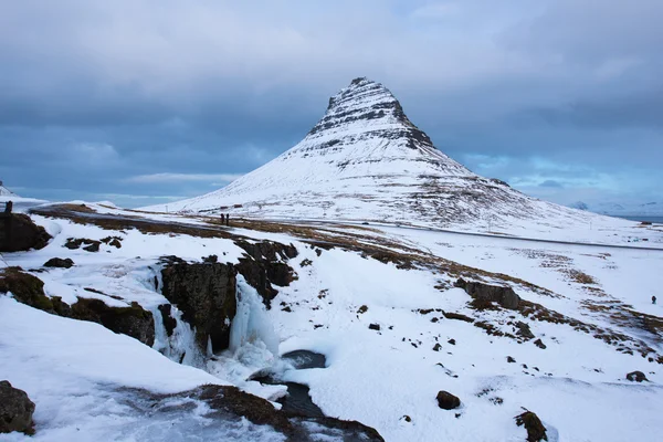 Kirkjufell a Kirkjufellfoss — Stock fotografie