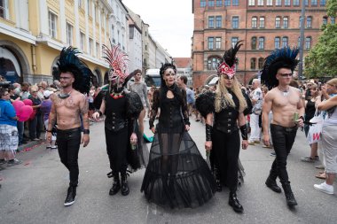 Christopher Street Day - punk kostümler içinde geçit töreni bir parçası
