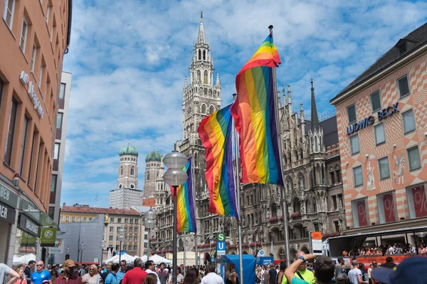 Marienplatz no Christopher Street Day com bandeiras de arco-íris — Fotografia de Stock