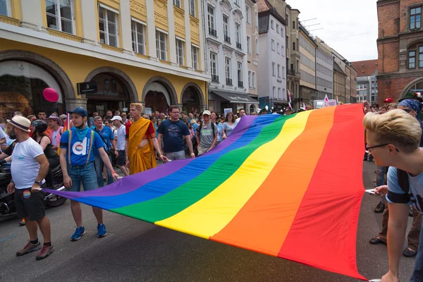 Christopher Street Day - insanlar bir gökkuşağı bayrağı tutarak geçit