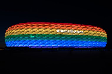 Christopher Street gününde gökkuşağı ışığında aydınlatılmış Allianz Arena 