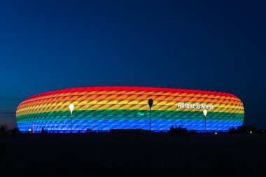 Christopher Street gününde gökkuşağı ışığında aydınlatılmış Allianz Arena 