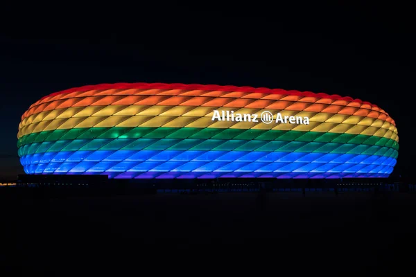 Christopher Street gününde gökkuşağı ışığında aydınlatılmış Allianz Arena 