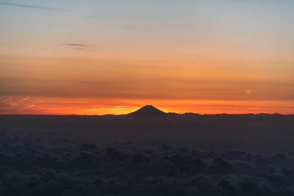 Fuji Dağı havadan görünümü günbatımı sırasında