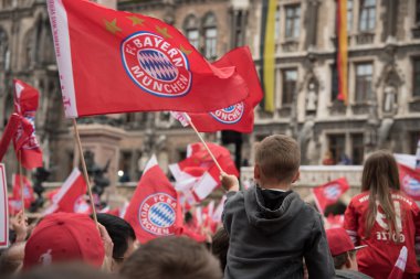 Fc Bayern hayranları Bundesliga başlık kazanmak için kutluyor