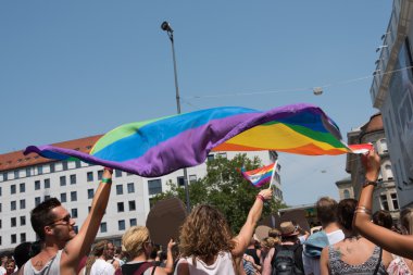 Christopher Street Day - geçit töreni ve Gökkuşağı bayrağı