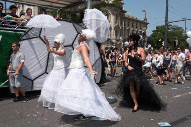 Münih, Almanya - 11 Temmuz 2015: Christopher Street Day - siyah ve beyaz gelin elbiseleri erkeklerde