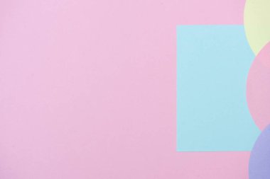 Renkli kağıt daireler ve pembe arka planda mavi bir kare. Parlak arkaplan.