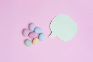 Pembe arka planda konuşma balonu olan Paskalya yumurtaları. Boşluk arkaplanı kopyala