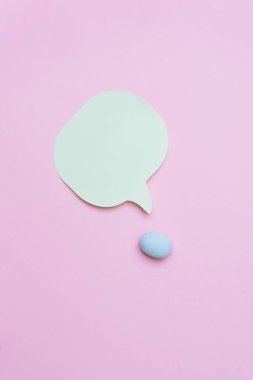 Pembe arka planda konuşma balonu olan Paskalya yumurtaları. Boşluk arkaplanı kopyala