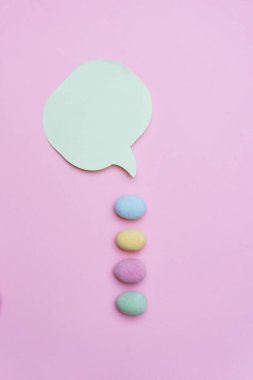 Pembe arka planda konuşma balonu olan Paskalya yumurtaları. Boşluk arkaplanı kopyala