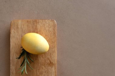 Tahtadaki sarı yumurta kağıdın üzerinde..