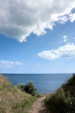 Denizin üzerinde bulutlar