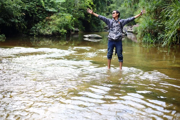 Mensch und Wasserfall — Stockfoto