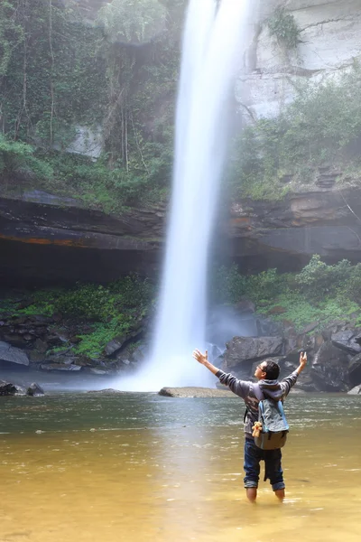 Uomo e cascata — Foto Stock