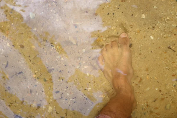 水と砂の足 — ストック写真