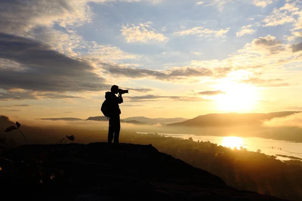 Fotoğraf adam gündoğumu ile