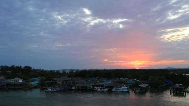 Zonsondergang op de rivier en de zee — Stockvideo