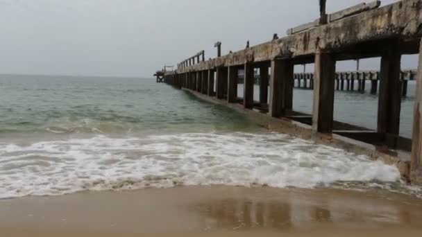 Antiguo muelle de hormigón — Vídeo de stock