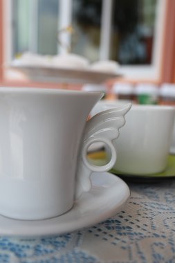 Kahve fincanı masanın üstünde.