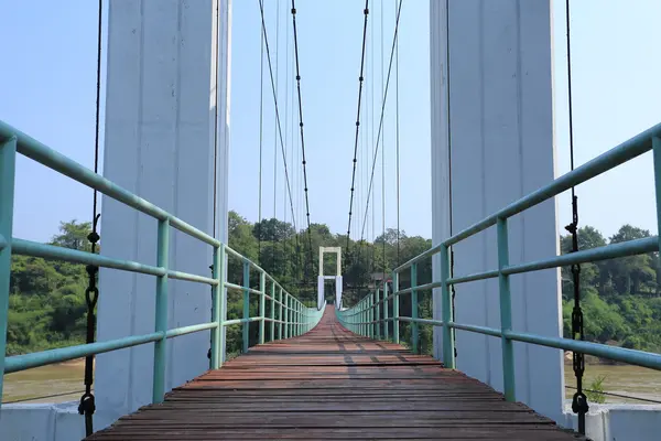 Il ponte sospeso sul fiume — Foto Stock