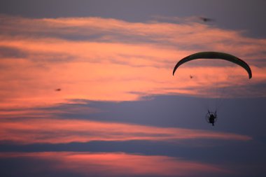 Paramotor ve günbatımı