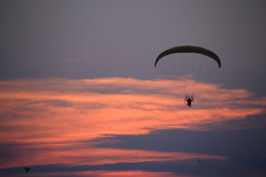 Paramotor ve günbatımı